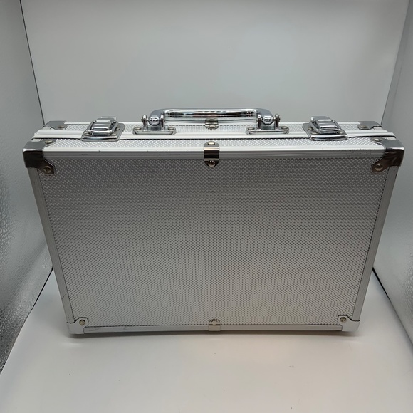 Premium Casino Style Poker Set Poker Chips, Cards, & More with Carrying Case - Picture 10 of 16